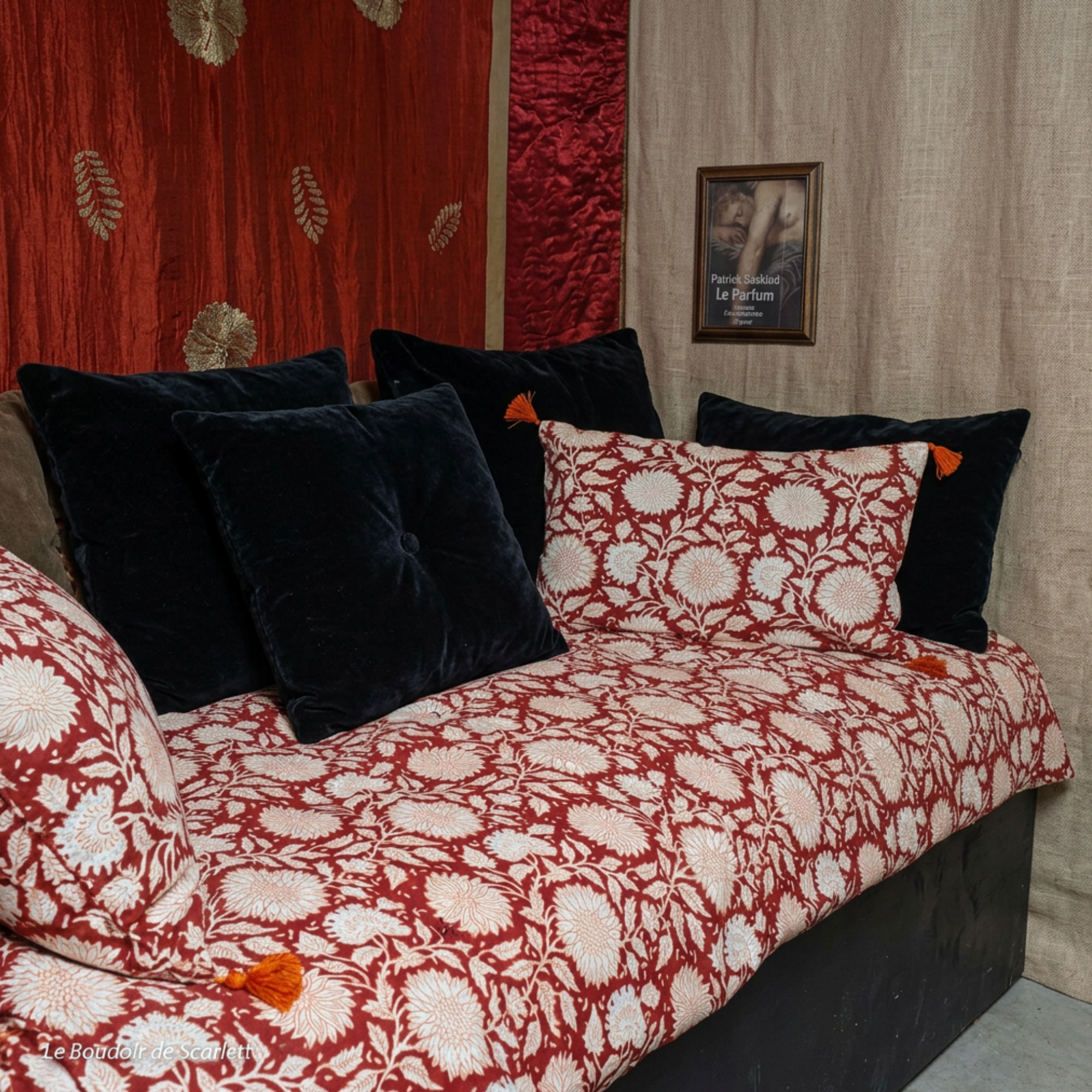Parure - Crimson Manor — L'Art du Voyage Immobile
