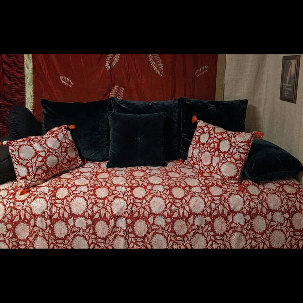 Parure - Crimson Manor — L'Art du Voyage Immobile