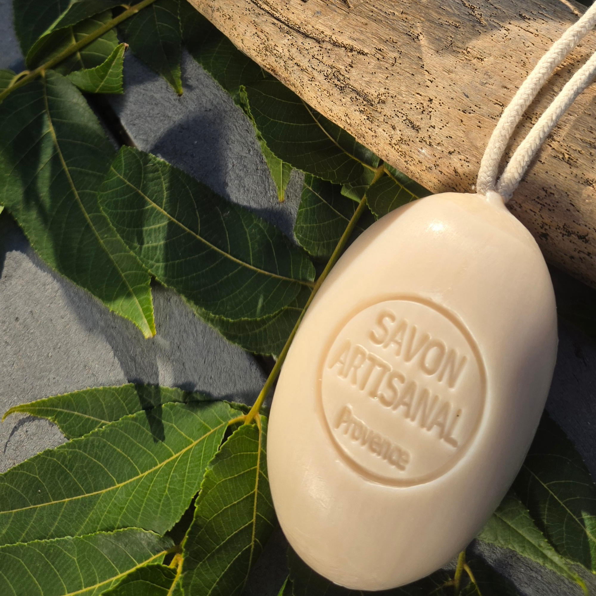 Le Savon artisanal au Lait d'Ânesse, l’Élixir Suspendu